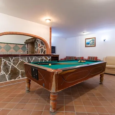 Skylight. Wonderful 6 Bedroom Villa. 阿德耶