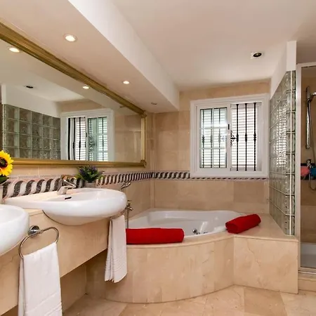 Skylight. Wonderful 6 Bedroom Villa. 别墅