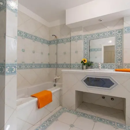 Skylight. Wonderful 6 Bedroom Villa. * 阿德耶